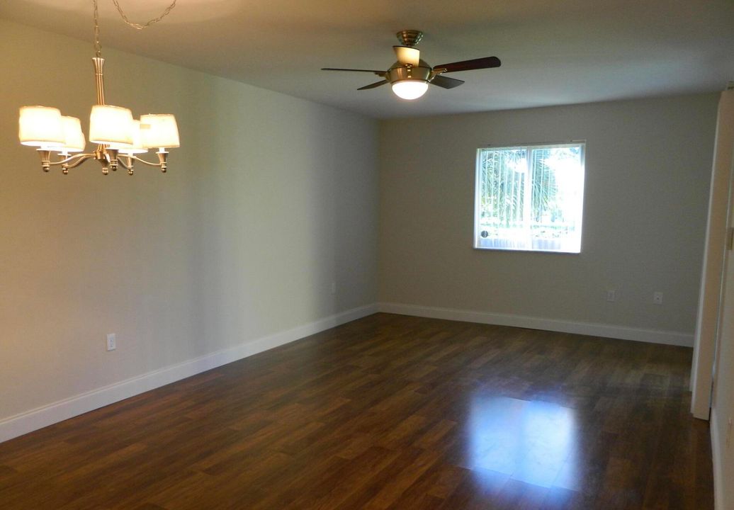 For Sale: $125,000 (1 beds, 1 baths, 616 Square Feet)