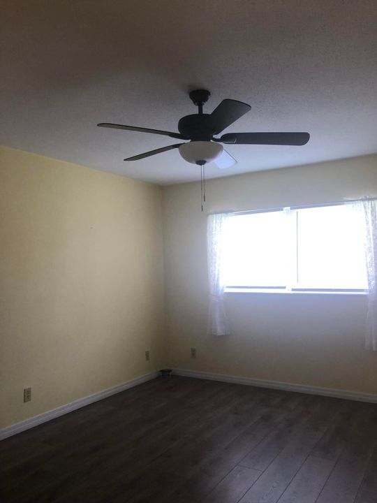 For Sale: $125,000 (1 beds, 1 baths, 662 Square Feet)