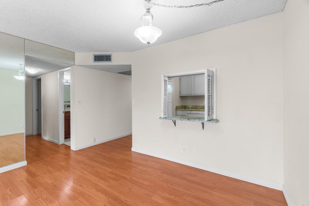 For Rent: $2,000 (2 beds, 2 baths, 918 Square Feet)