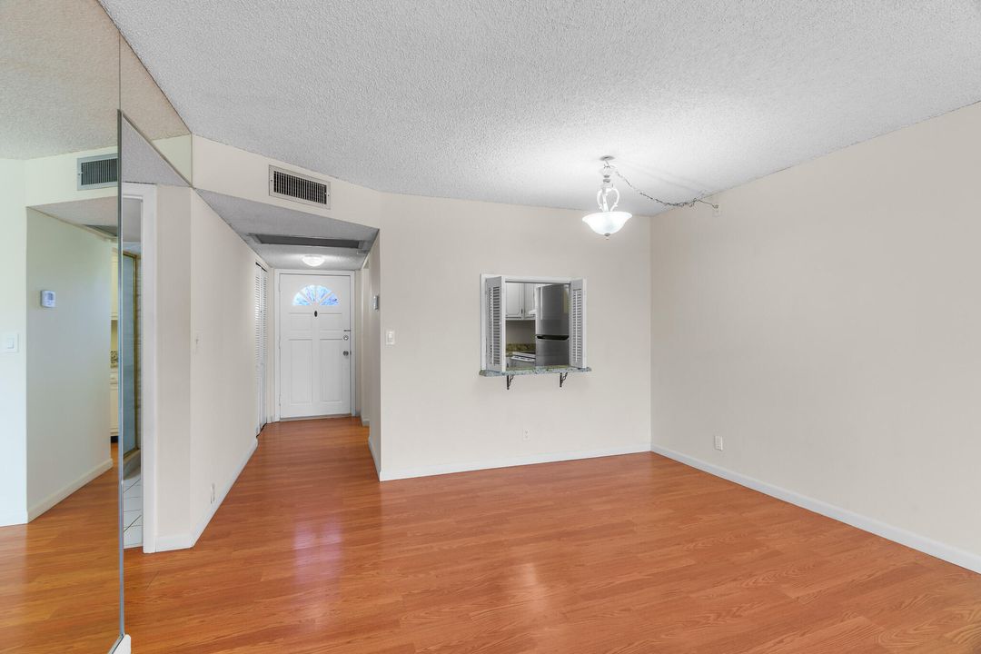 For Rent: $2,000 (2 beds, 2 baths, 918 Square Feet)