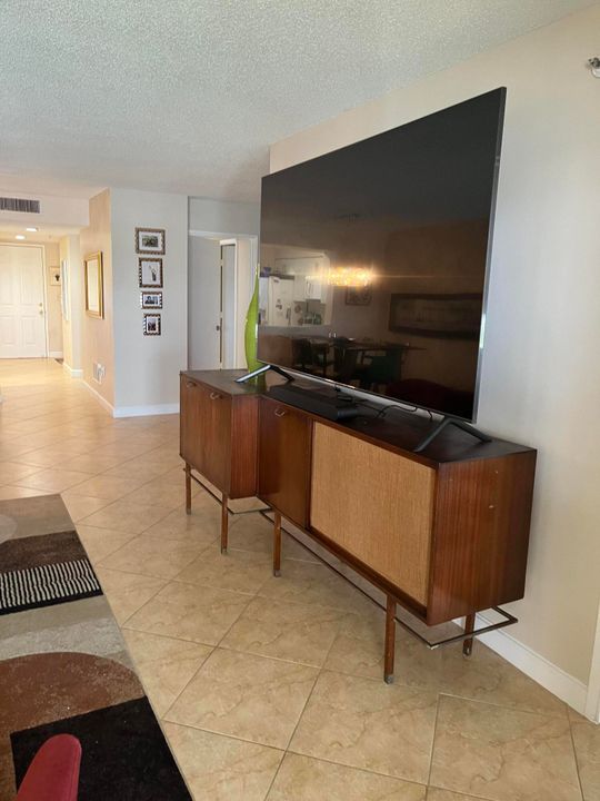 Active With Contract: $5,000 (2 beds, 2 baths, 1392 Square Feet)