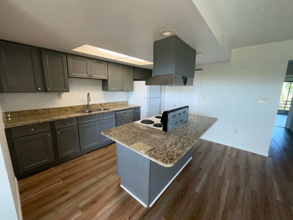 For Rent: $1,700 (2 beds, 2 baths, 973 Square Feet)