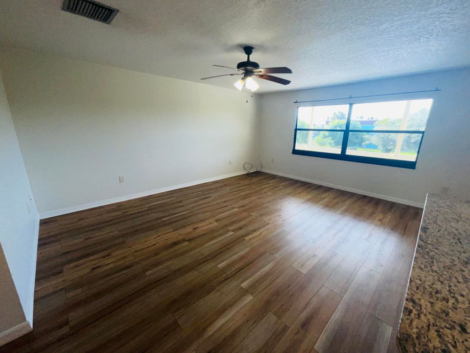 For Rent: $1,700 (2 beds, 2 baths, 973 Square Feet)