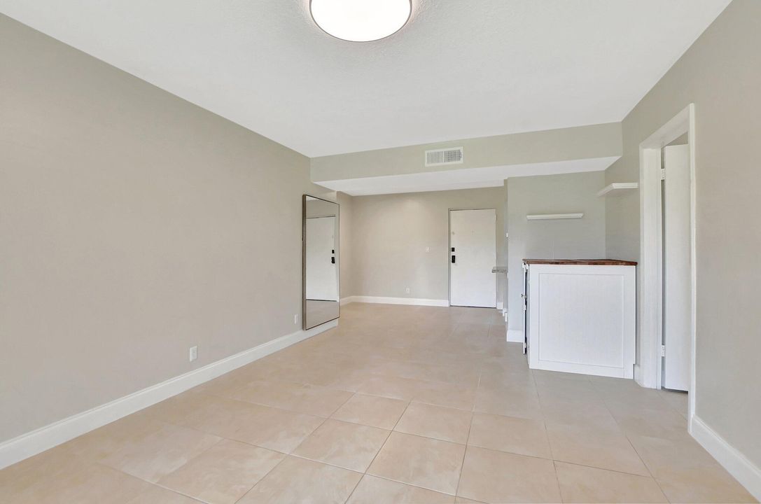 For Sale: $249,000 (2 beds, 2 baths, 936 Square Feet)