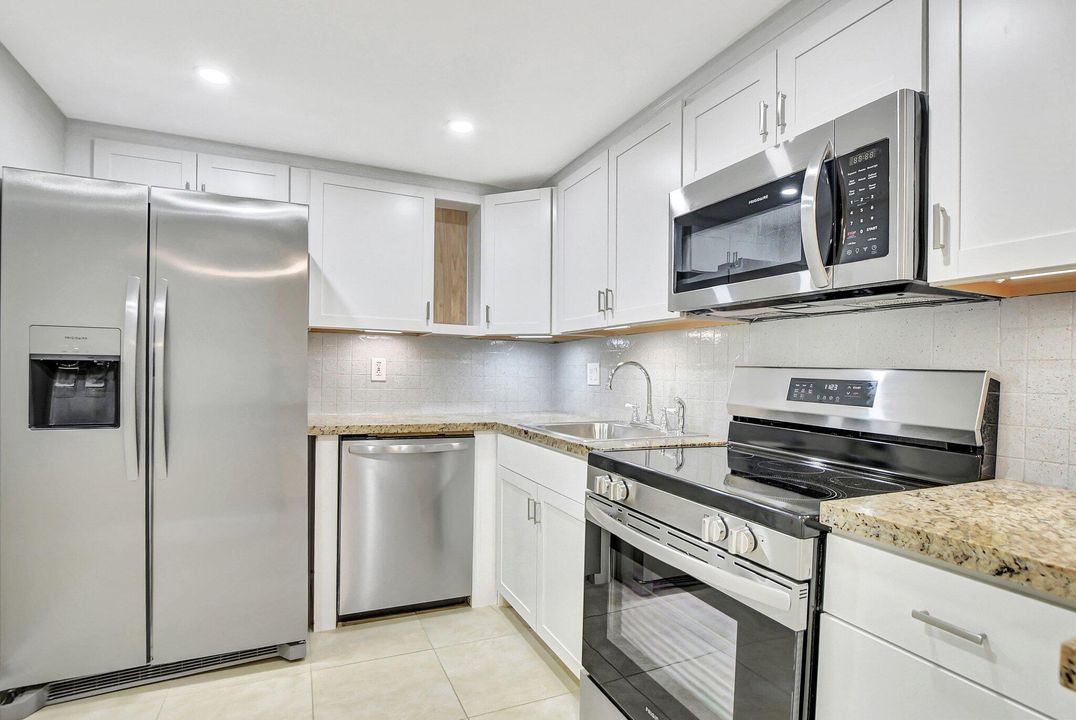 For Sale: $249,000 (2 beds, 2 baths, 936 Square Feet)