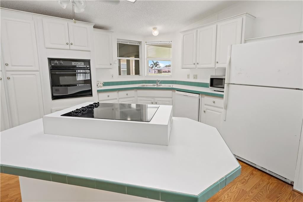 For Sale: $265,000 (2 beds, 2 baths, 1384 Square Feet)