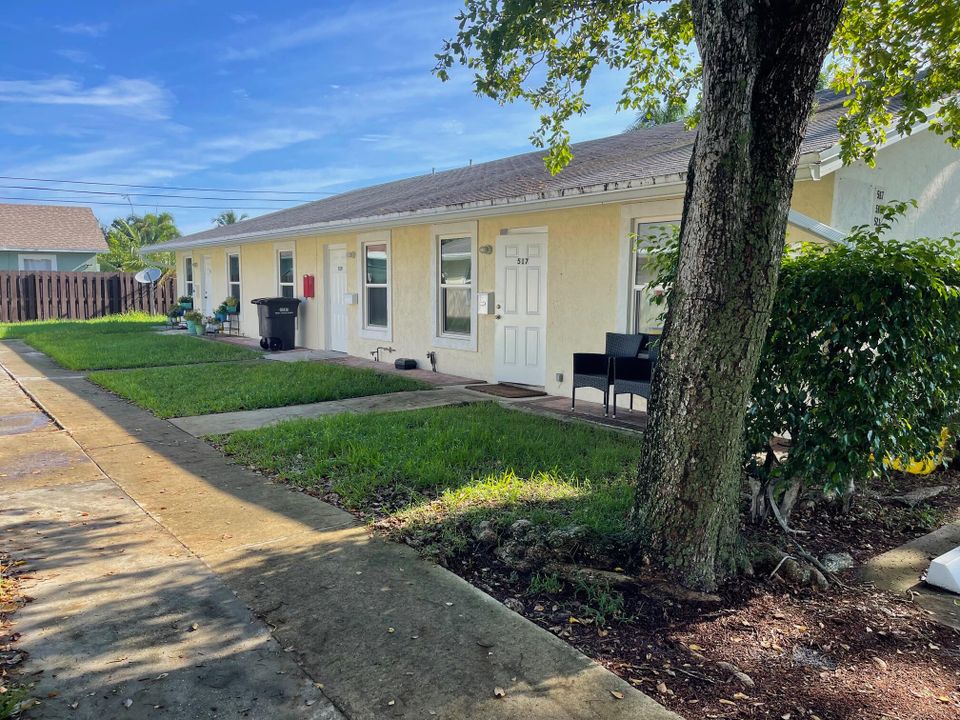 Active With Contract: $1,700 (2 beds, 1 baths, 900 Square Feet)