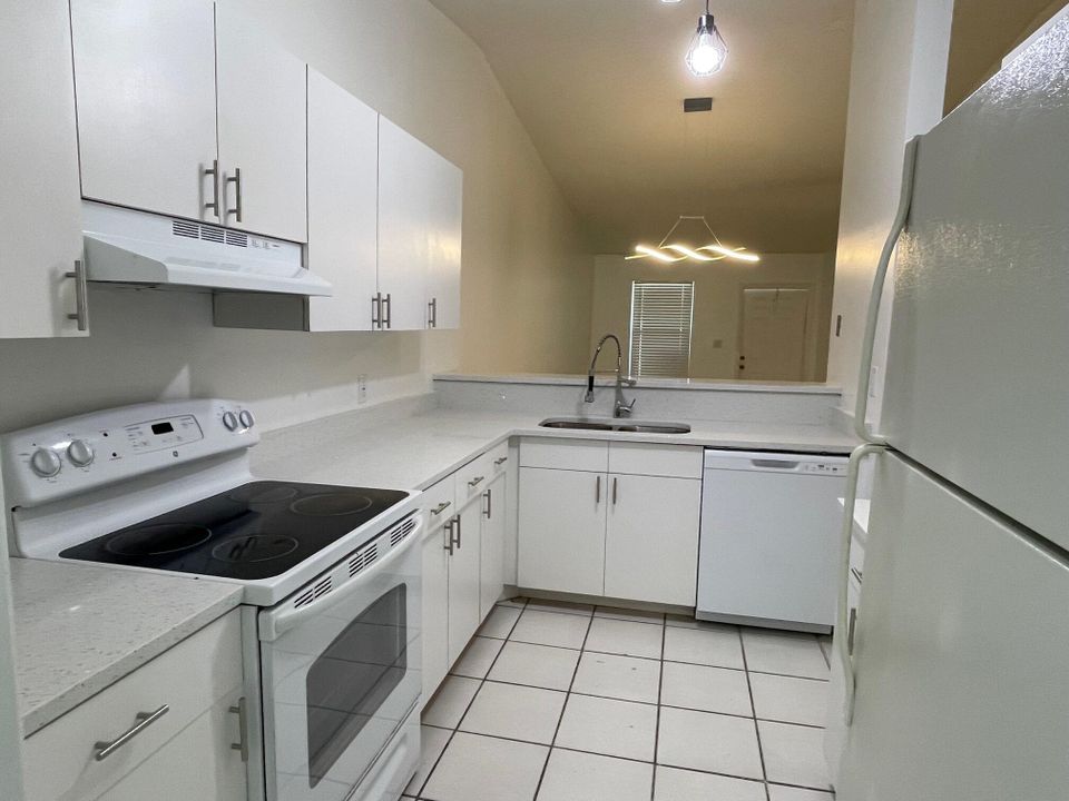 Active With Contract: $1,700 (2 beds, 1 baths, 900 Square Feet)