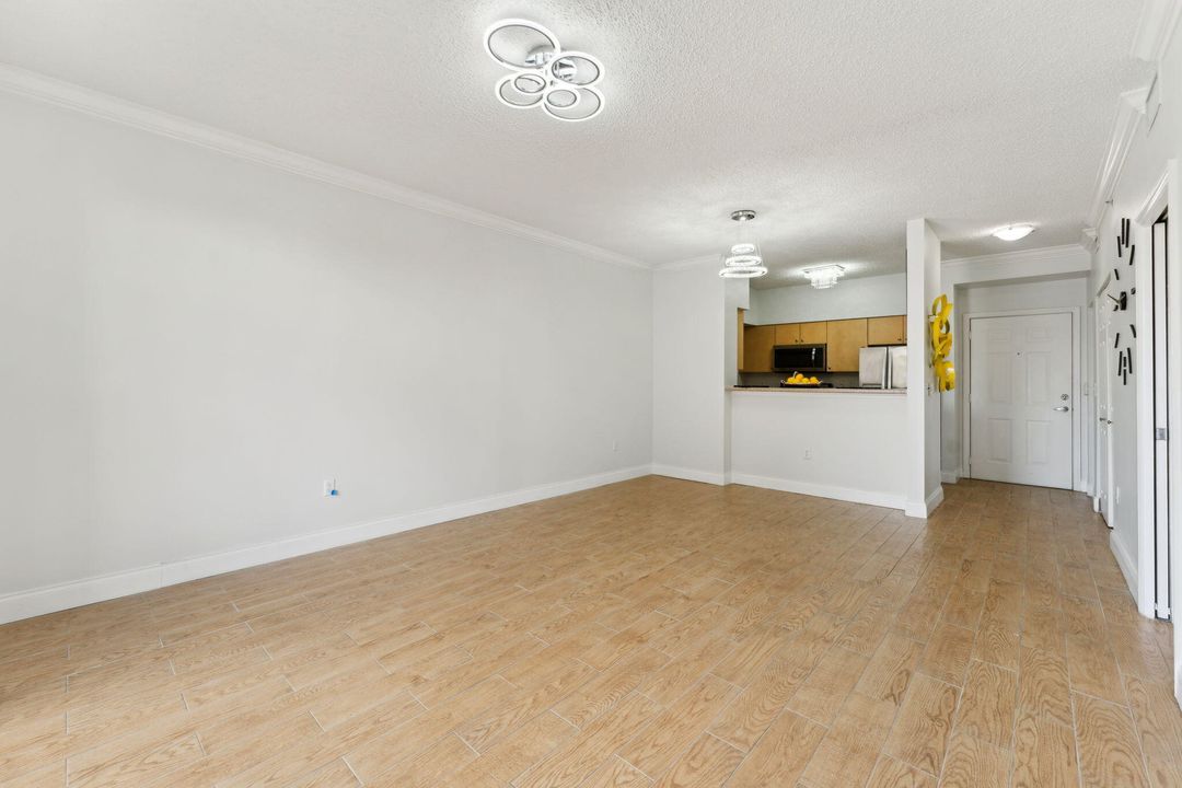 For Sale: $284,999 (1 beds, 1 baths, 696 Square Feet)