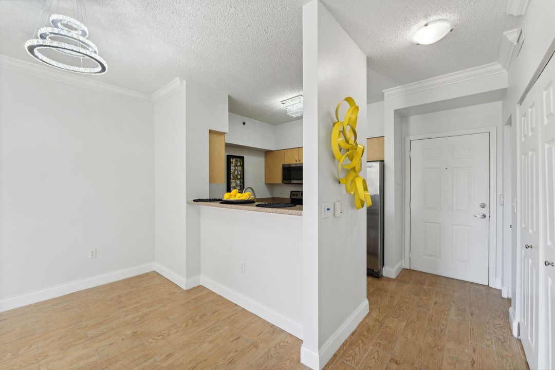 For Sale: $284,999 (1 beds, 1 baths, 696 Square Feet)