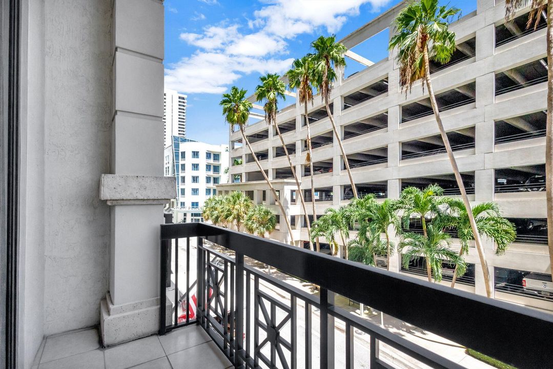 Active With Contract: $3,100 (1 beds, 1 baths, 889 Square Feet)