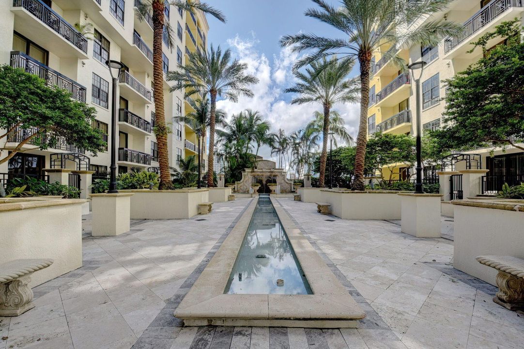 Active With Contract: $3,100 (1 beds, 1 baths, 889 Square Feet)