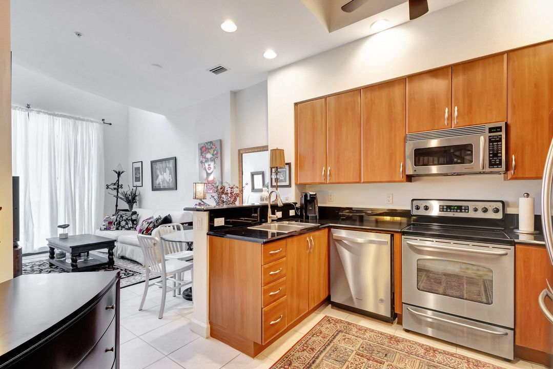 Active With Contract: $3,100 (1 beds, 1 baths, 889 Square Feet)