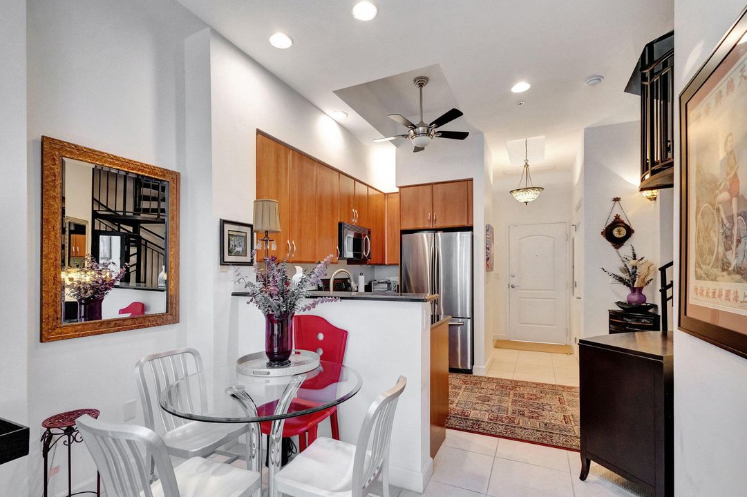 Active With Contract: $3,100 (1 beds, 1 baths, 889 Square Feet)