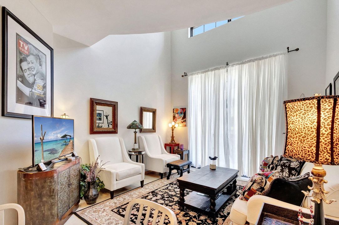 Active With Contract: $3,100 (1 beds, 1 baths, 889 Square Feet)