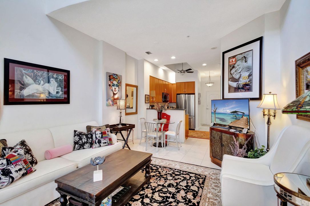 Active With Contract: $3,100 (1 beds, 1 baths, 889 Square Feet)