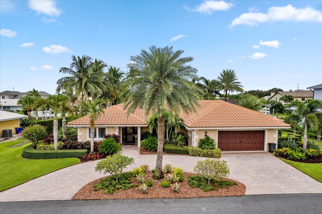 For Sale: $4,200,000 (3 beds, 2 baths, 2341 Square Feet)