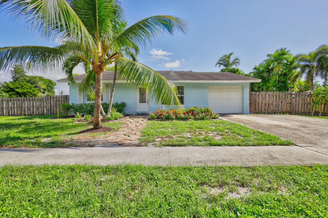 Active With Contract: $449,700 (3 beds, 2 baths, 1292 Square Feet)