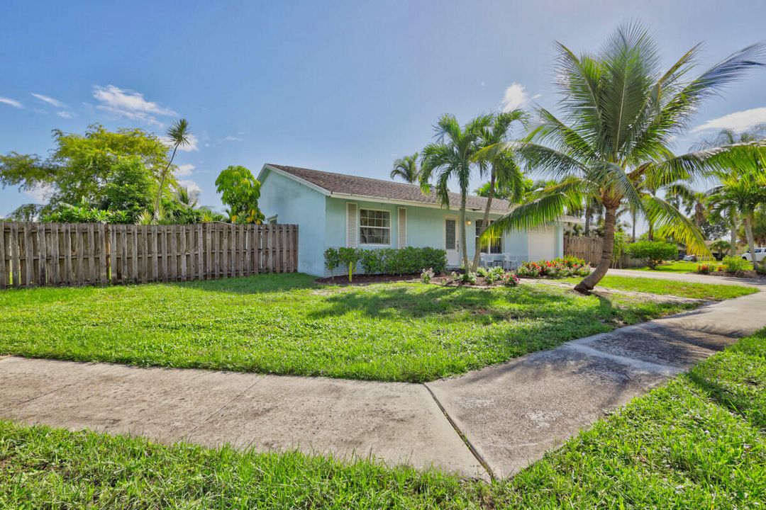 Active With Contract: $449,700 (3 beds, 2 baths, 1292 Square Feet)