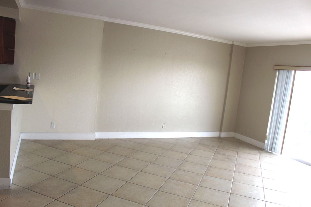 For Sale: $279,000 (1 beds, 1 baths, 730 Square Feet)