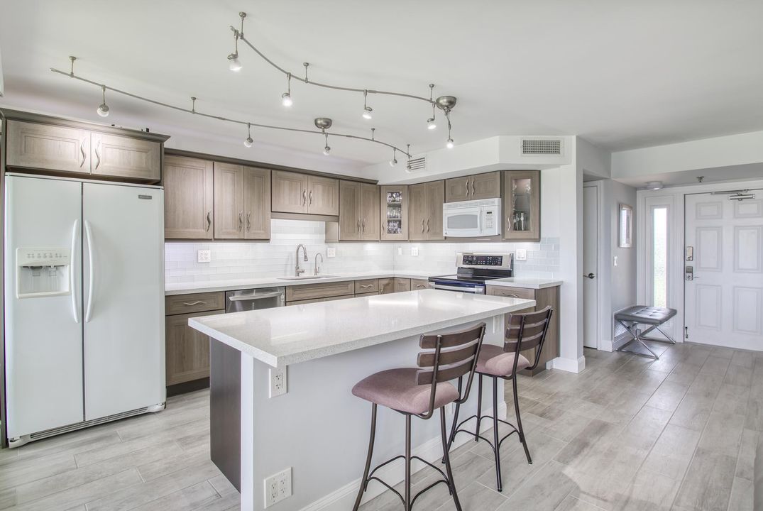 For Sale: $398,980 (2 beds, 2 baths, 1305 Square Feet)