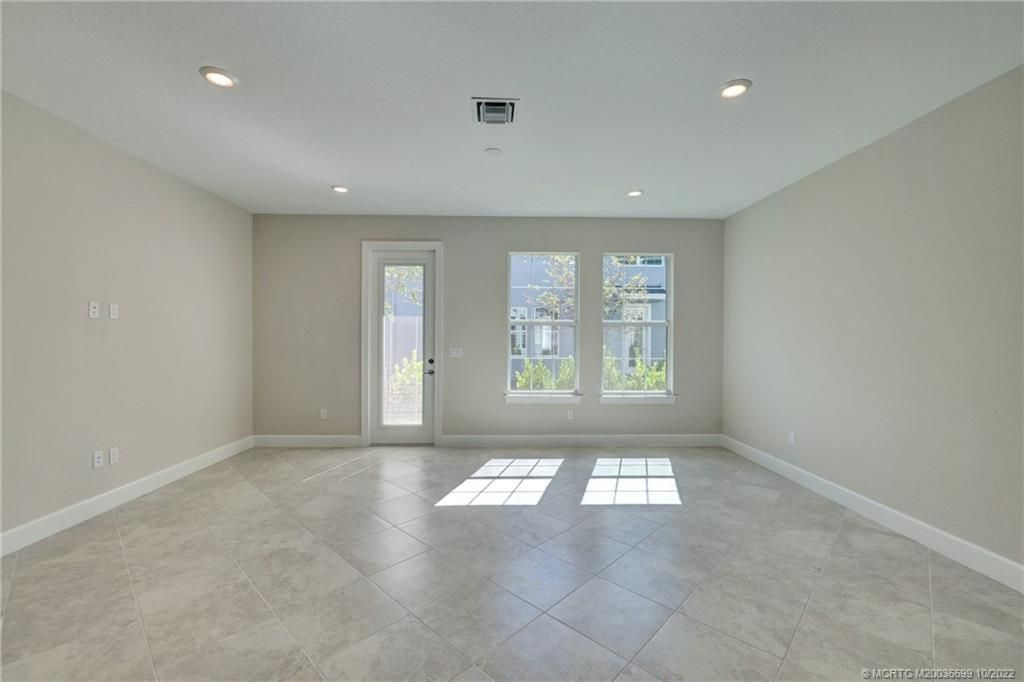 Active With Contract: $2,900 (3 beds, 2 baths, 1782 Square Feet)