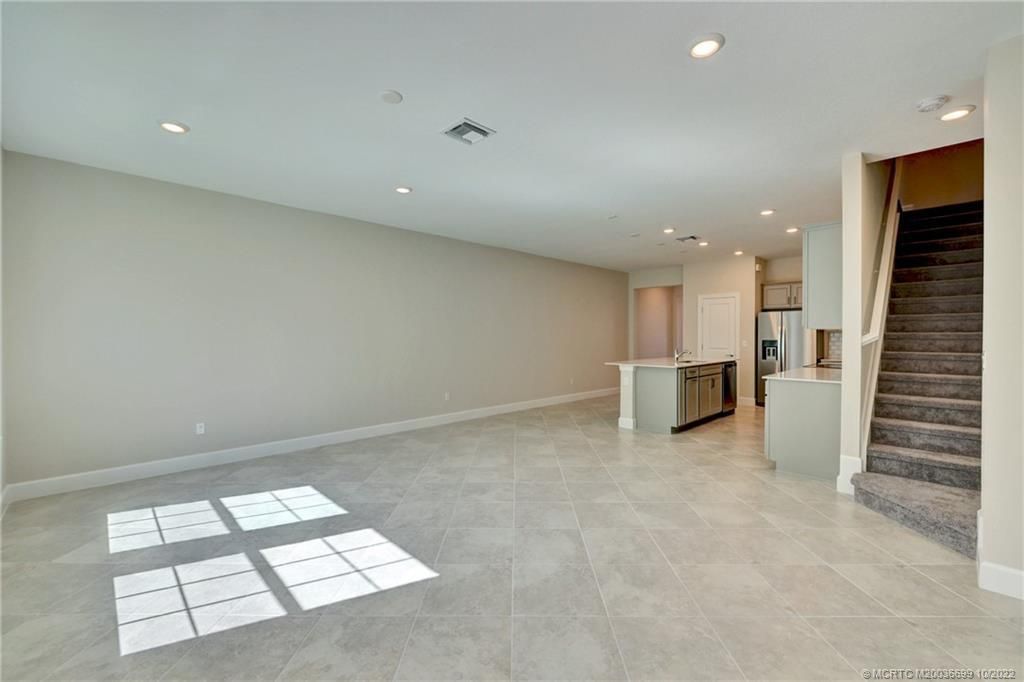 Active With Contract: $2,900 (3 beds, 2 baths, 1782 Square Feet)