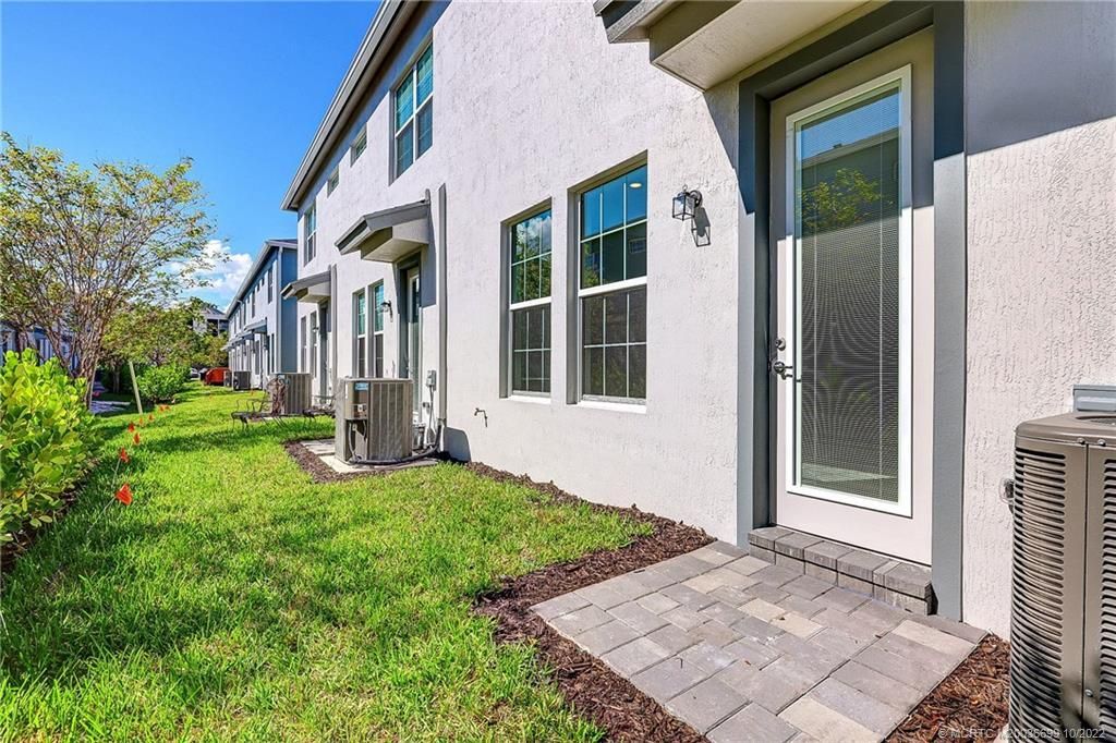 Active With Contract: $2,900 (3 beds, 2 baths, 1782 Square Feet)