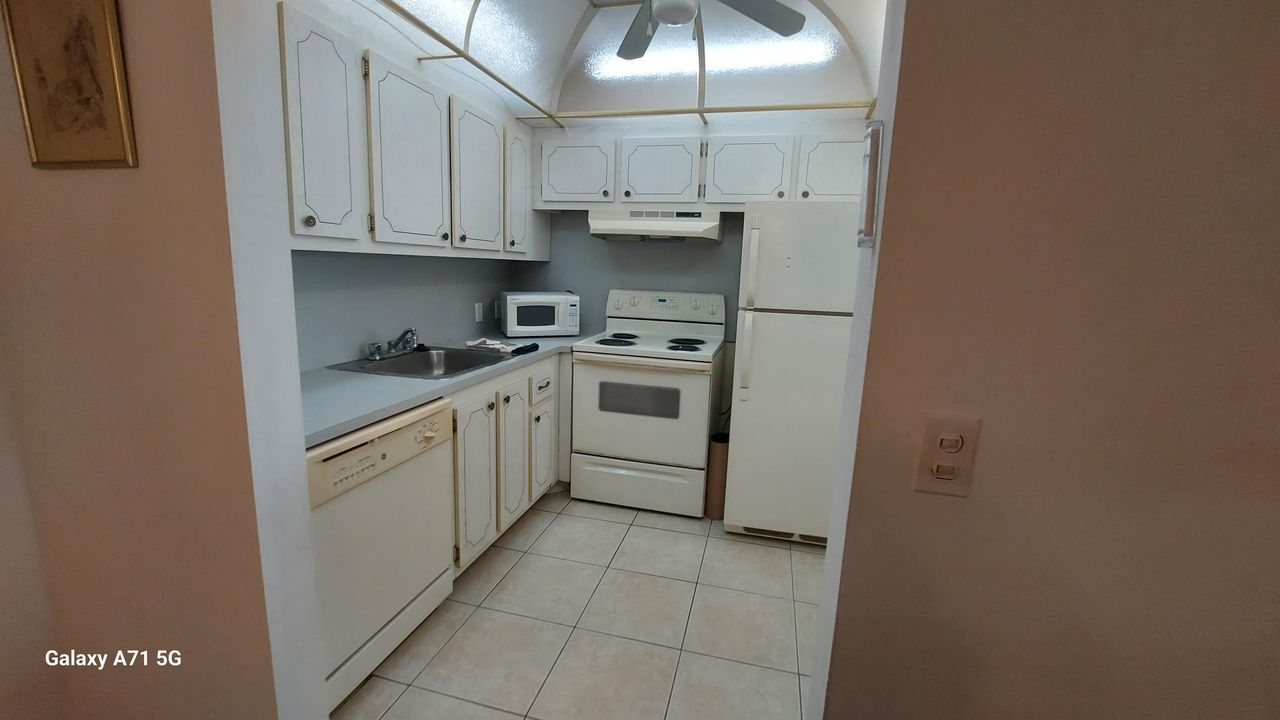 For Rent: $1,350 (1 beds, 1 baths, 720 Square Feet)