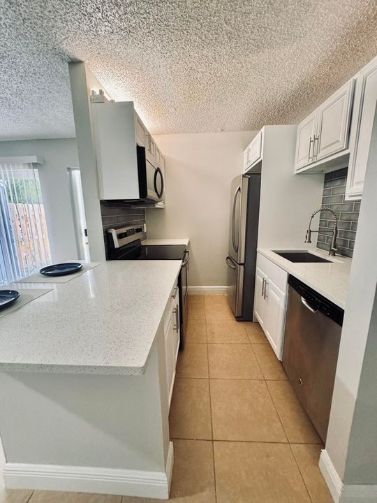 Active With Contract: $2,100 (2 beds, 1 baths, 864 Square Feet)