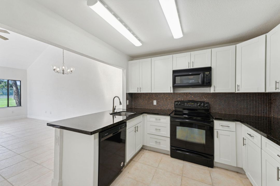 For Sale: $300,000 (2 beds, 2 baths, 1137 Square Feet)