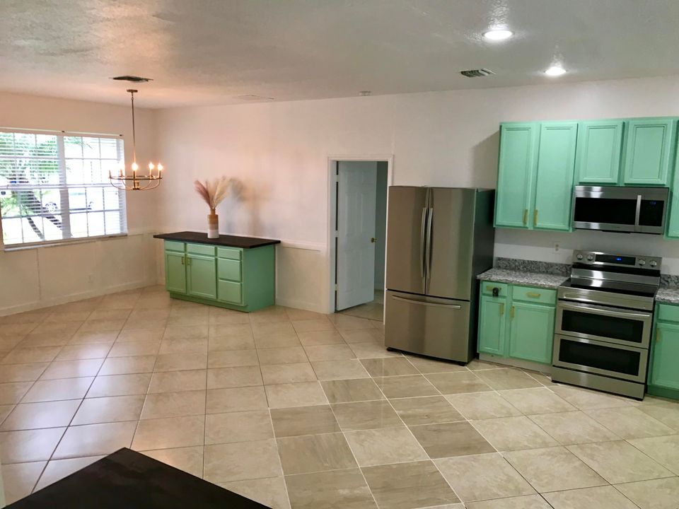 For Rent: $2,800 (3 beds, 2 baths, 1894 Square Feet)