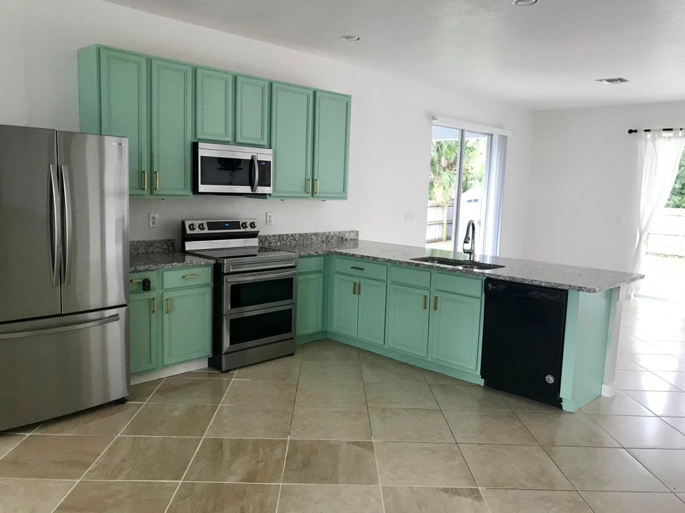 For Rent: $2,800 (3 beds, 2 baths, 1894 Square Feet)