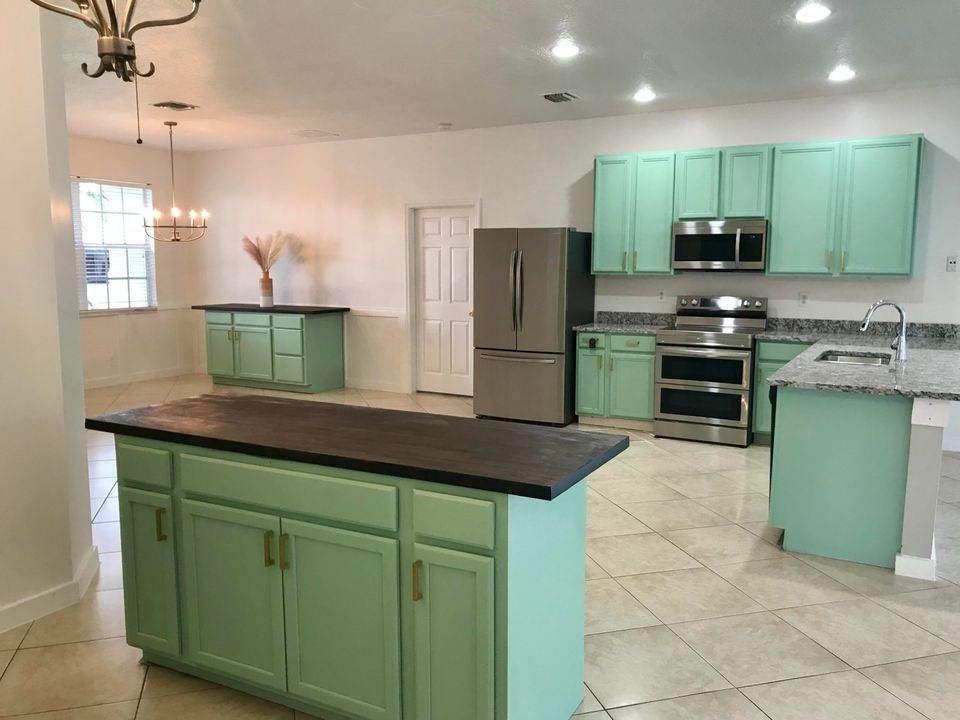 For Rent: $2,800 (3 beds, 2 baths, 1894 Square Feet)