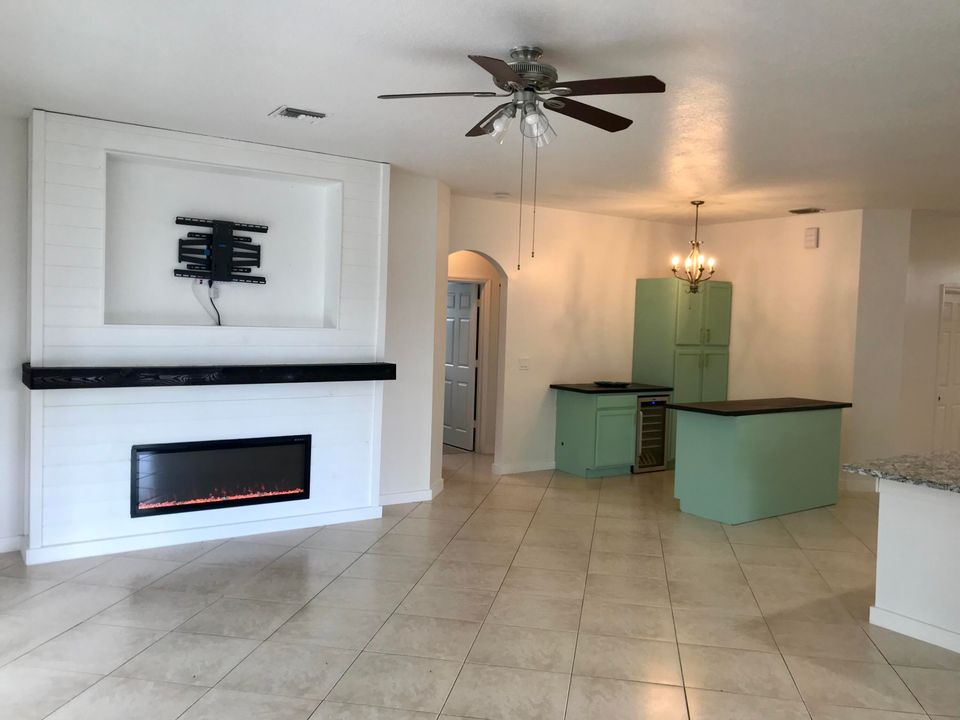 For Rent: $2,800 (3 beds, 2 baths, 1894 Square Feet)