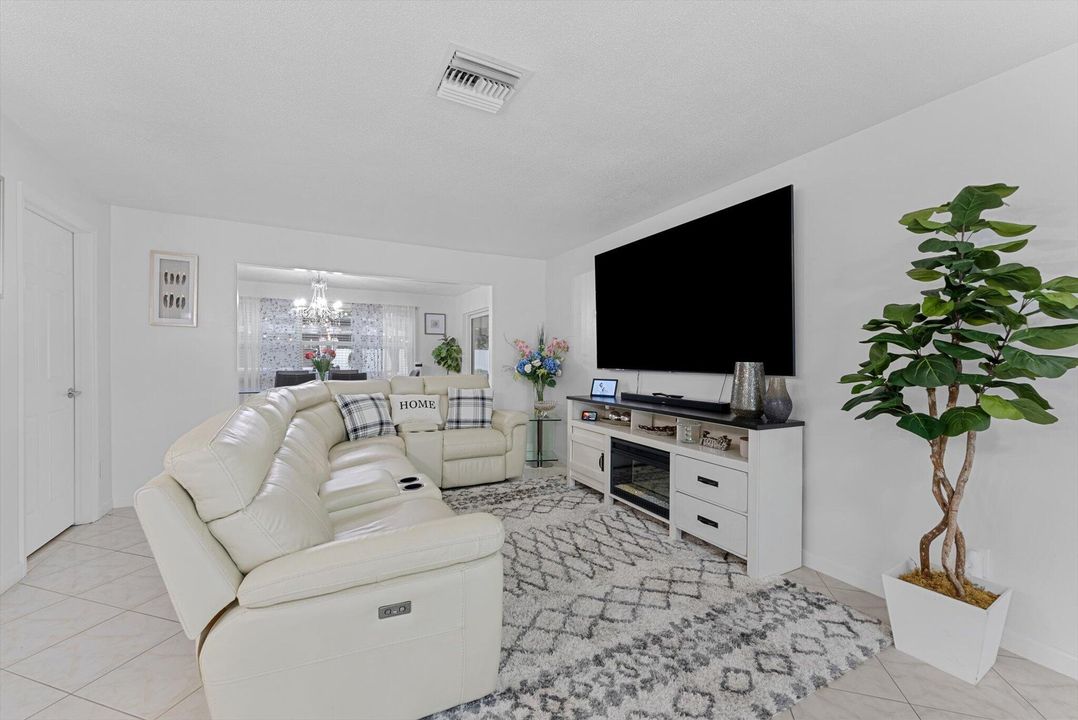 Active With Contract: $3,200 (3 beds, 2 baths, 1138 Square Feet)