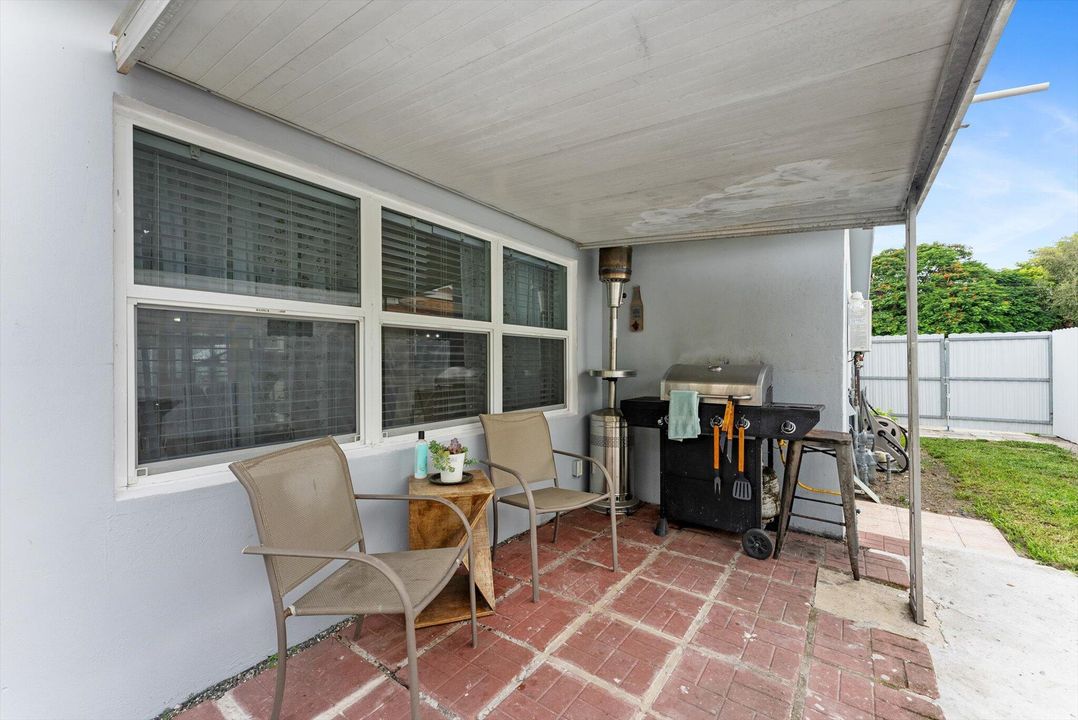 Active With Contract: $3,200 (3 beds, 2 baths, 1138 Square Feet)