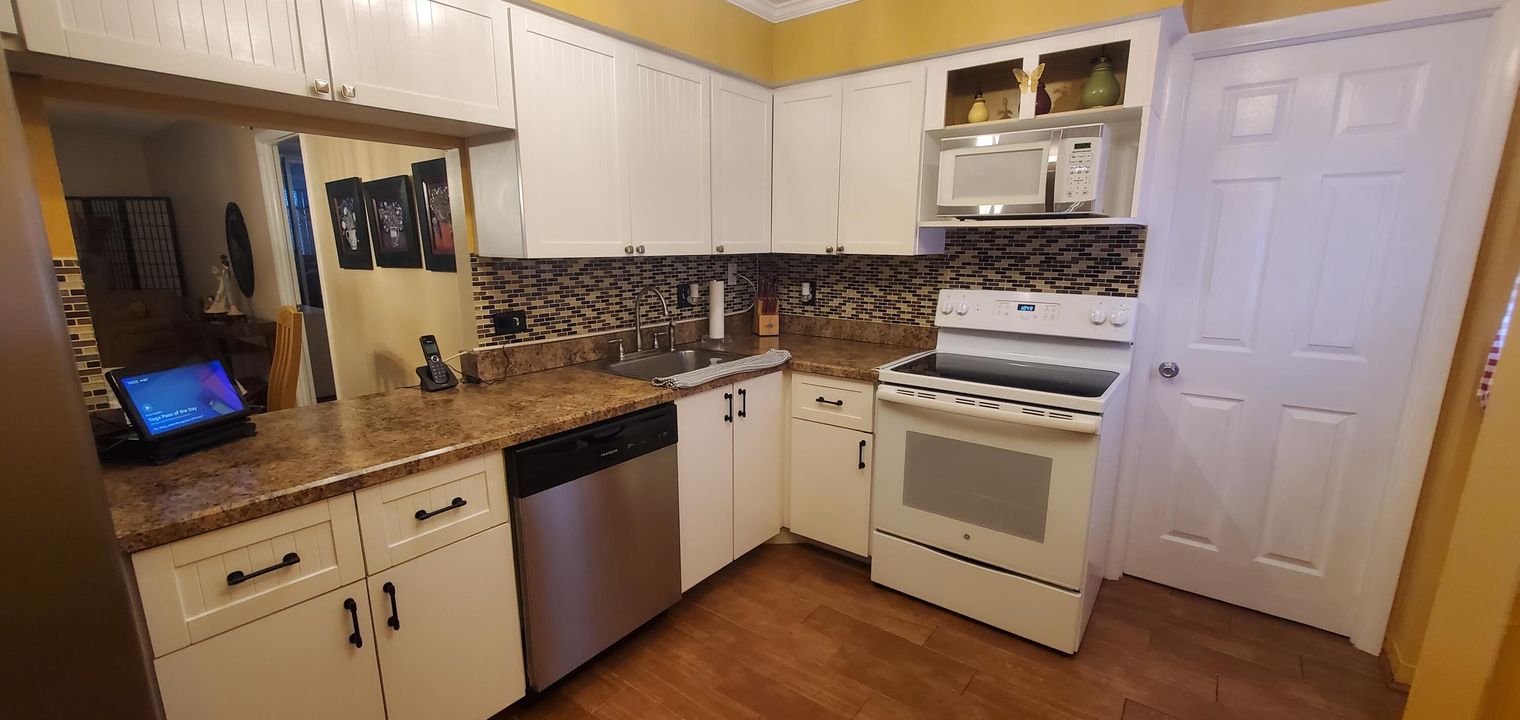 For Sale: $250,000 (2 beds, 2 baths, 1300 Square Feet)