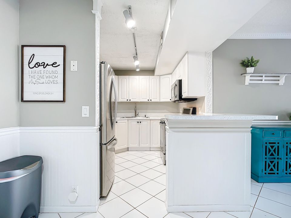 For Sale: $299,900 (2 beds, 2 baths, 1143 Square Feet)