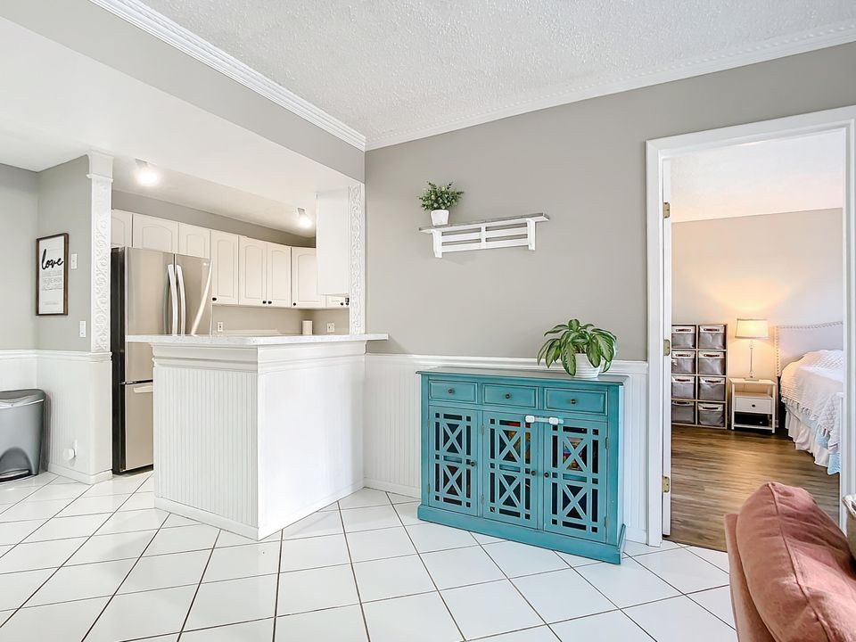 For Sale: $299,900 (2 beds, 2 baths, 1143 Square Feet)