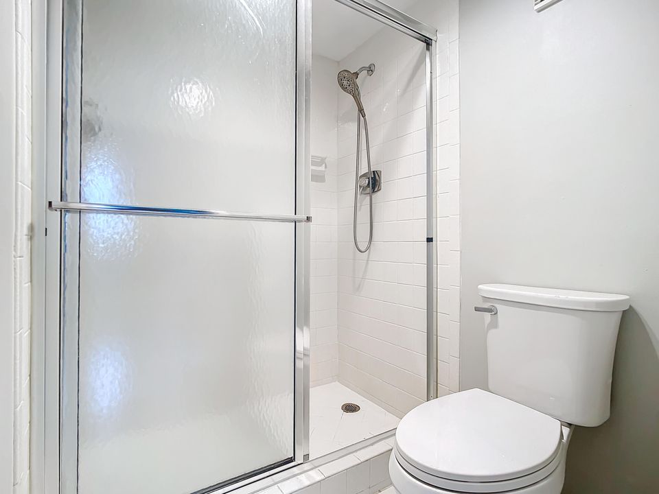 For Sale: $299,900 (2 beds, 2 baths, 1143 Square Feet)