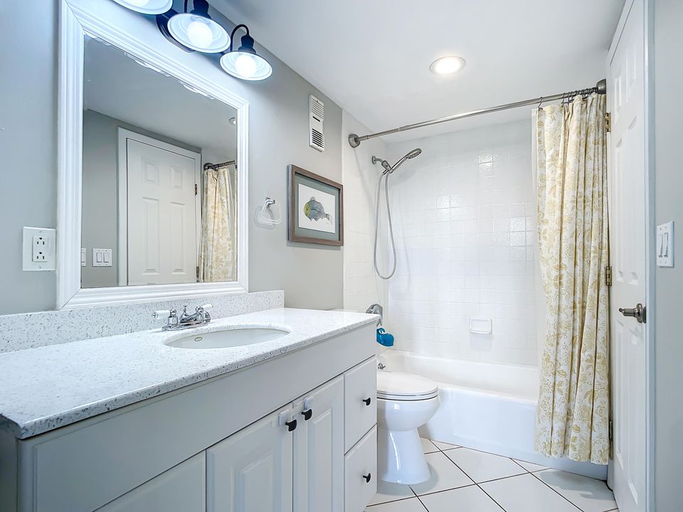 For Sale: $299,900 (2 beds, 2 baths, 1143 Square Feet)