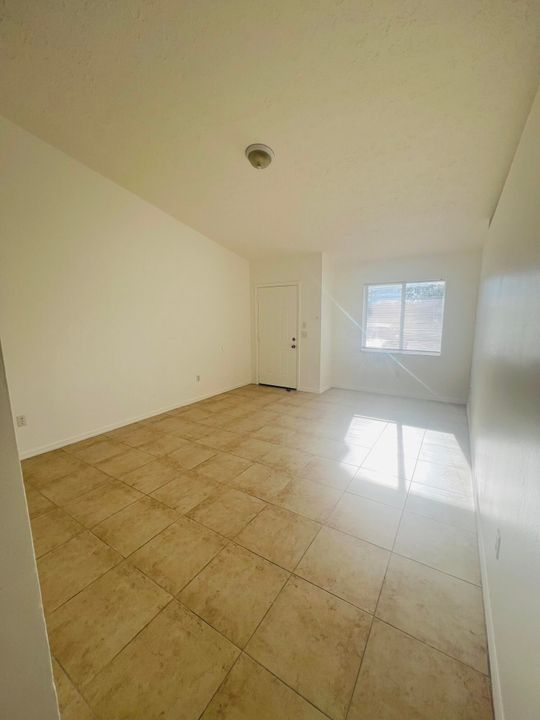 For Rent: $1,800 (2 beds, 2 baths, 880 Square Feet)