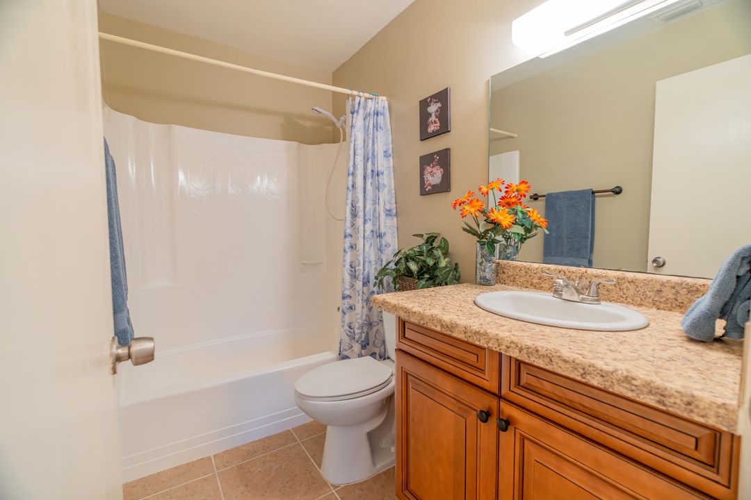 For Sale: $229,900 (2 beds, 2 baths, 1037 Square Feet)