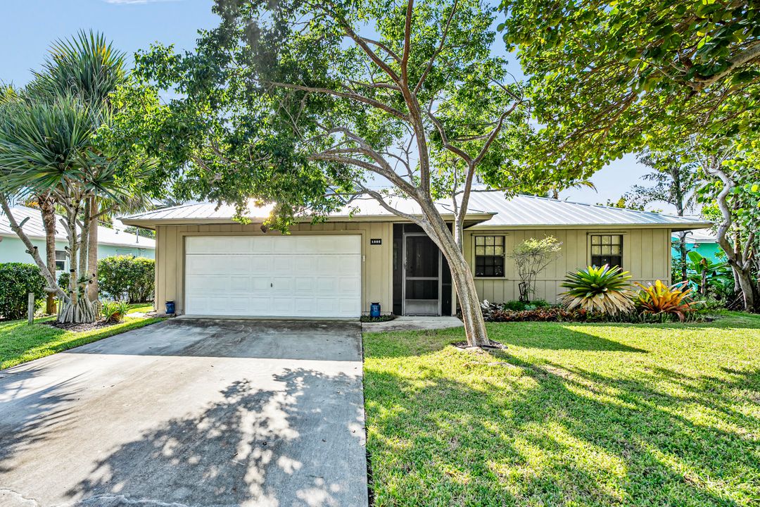 For Sale: $549,900 (3 beds, 2 baths, 1283 Square Feet)