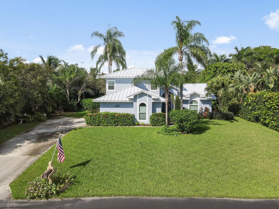 For Sale: $899,000 (4 beds, 2 baths, 2563 Square Feet)