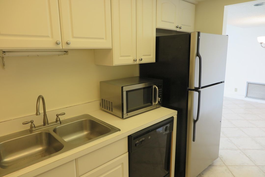 For Rent: $2,400 (2 beds, 2 baths, 1180 Square Feet)