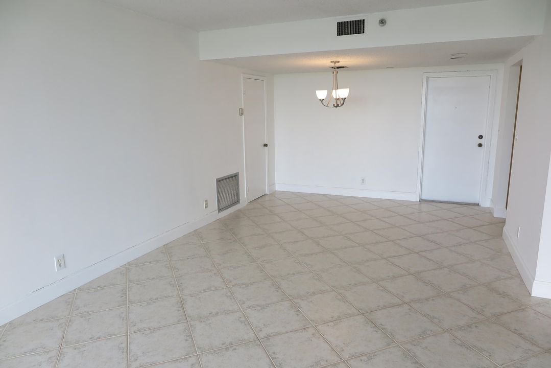 For Rent: $2,400 (2 beds, 2 baths, 1180 Square Feet)