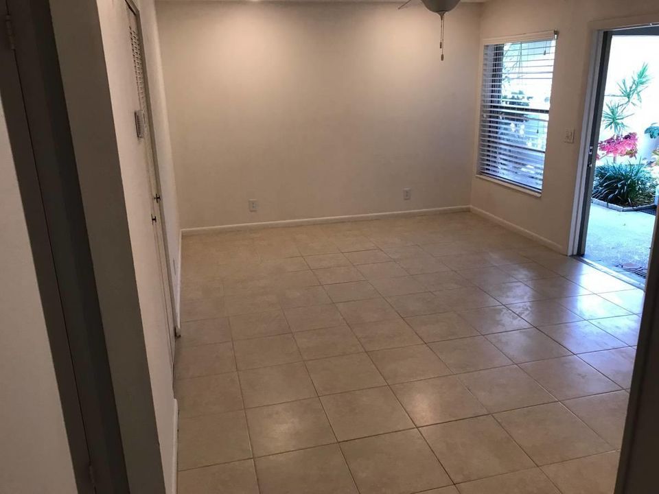 Active With Contract: $1,725 (2 beds, 1 baths, 780 Square Feet)