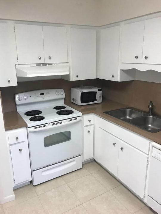 Active With Contract: $1,725 (2 beds, 1 baths, 780 Square Feet)